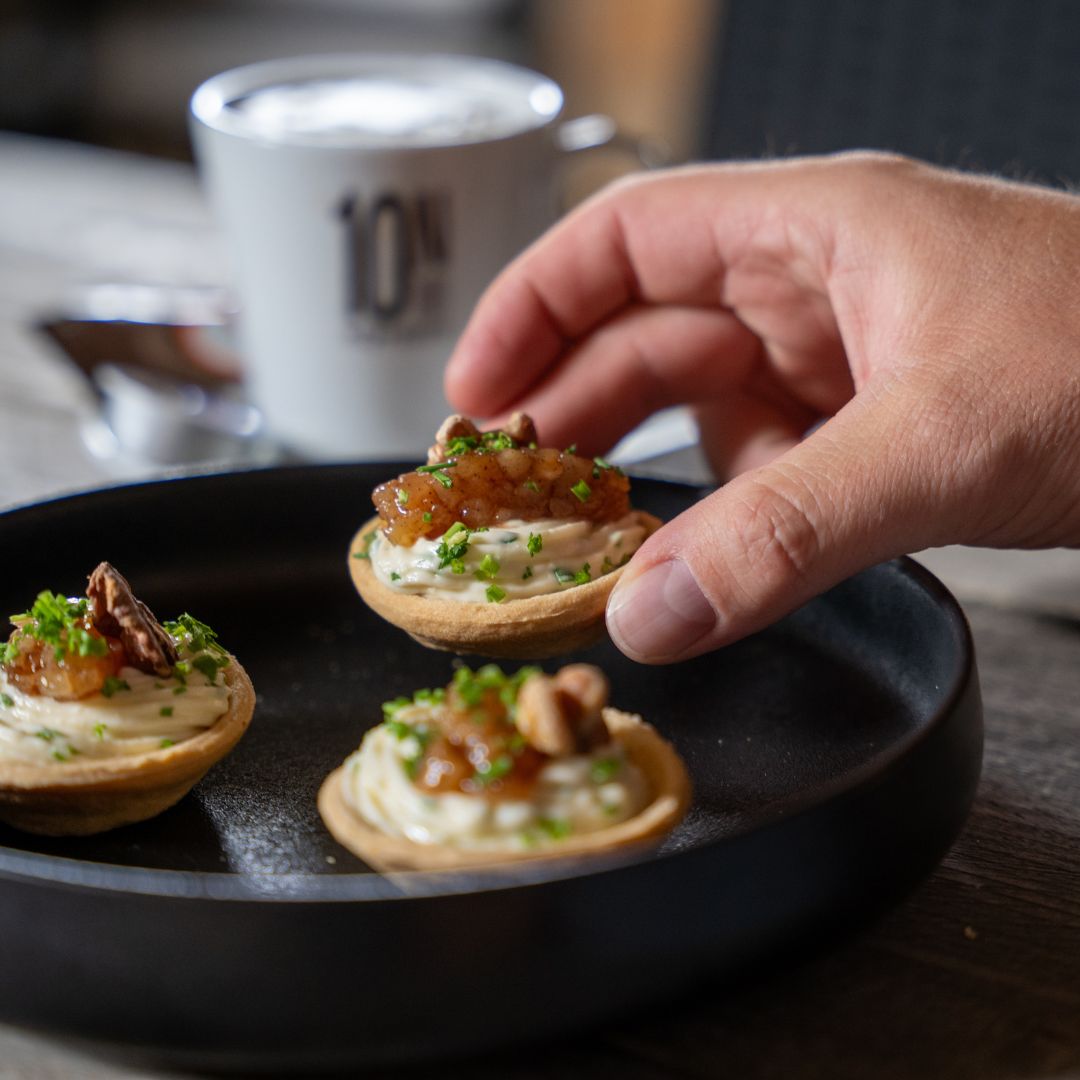 Amuse tartelet met creme van camembert