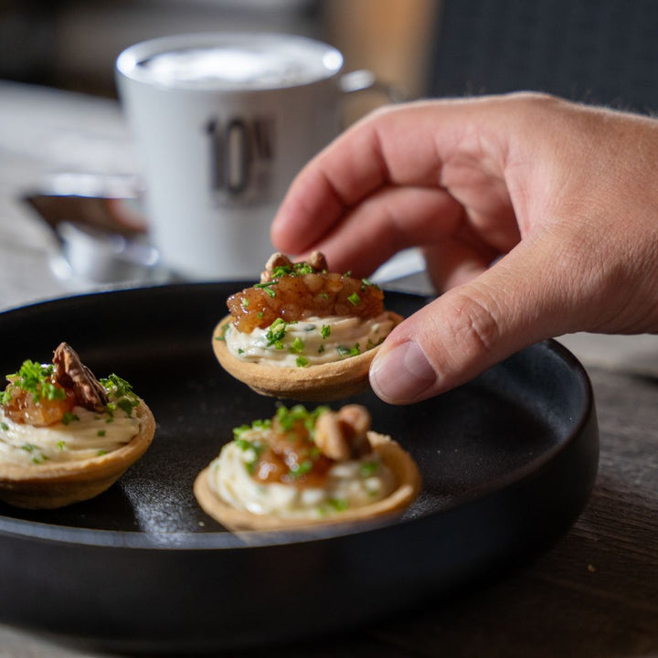 Amuse tartelet met creme van camembert