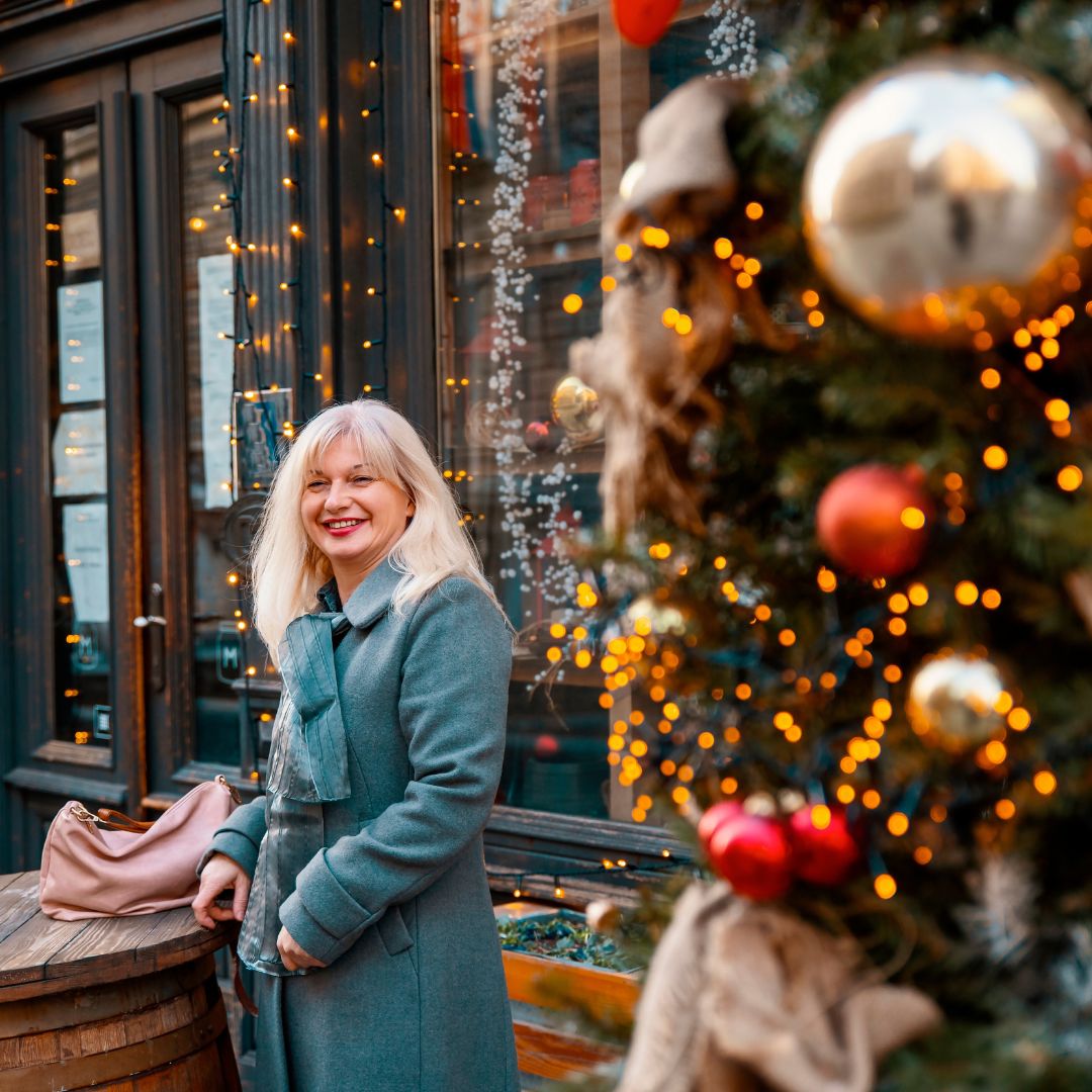 Vrouw buiten met kerstsfeer