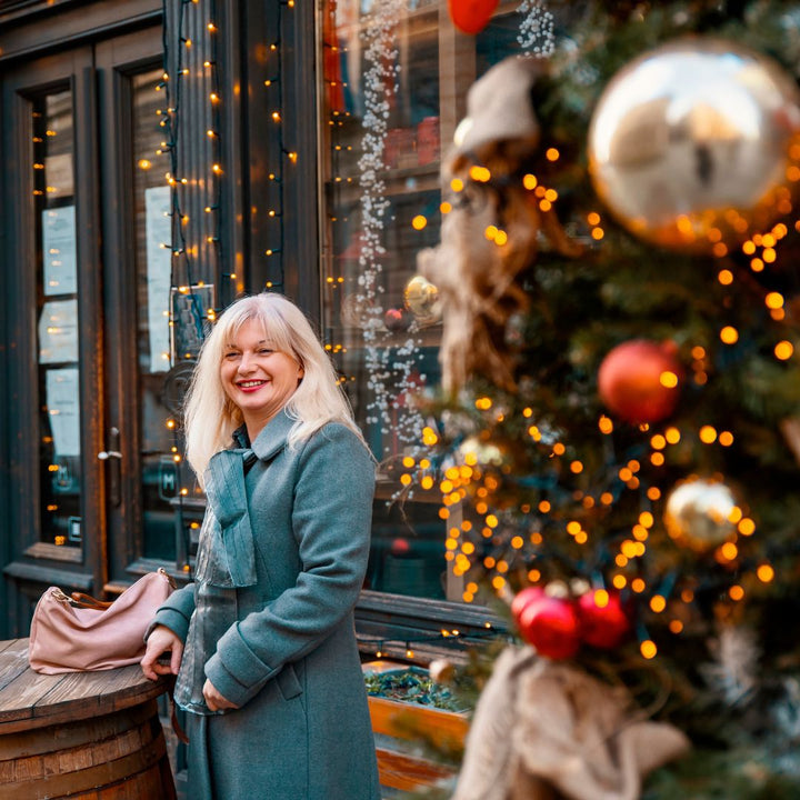 Vrouw buiten met kerstsfeer