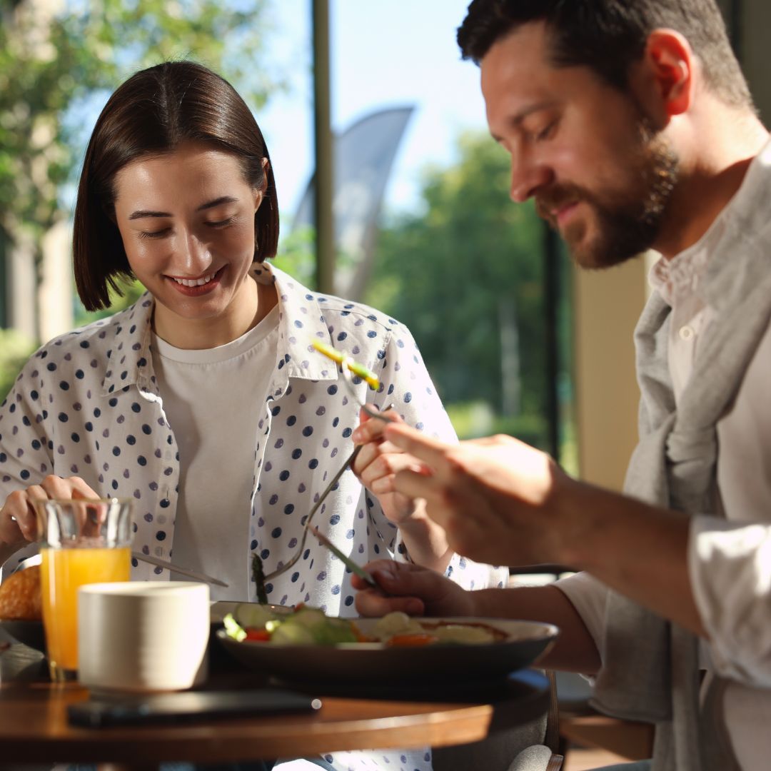 Man en vrouw ontbijten