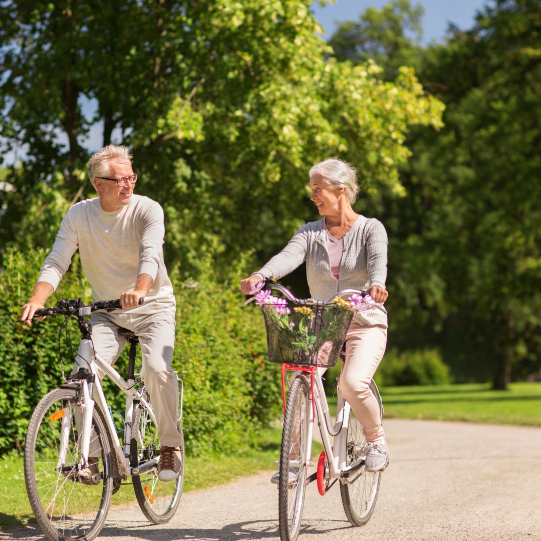 Twee mensen die fietsen