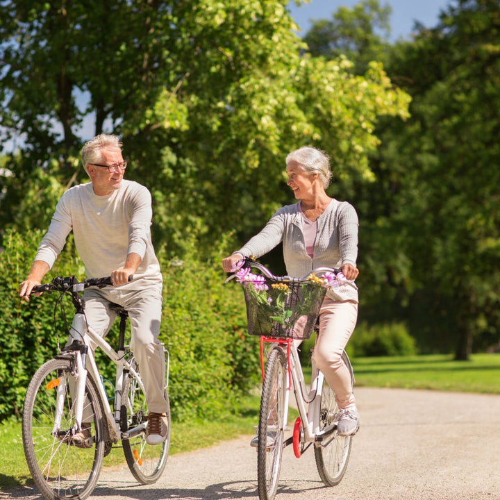 Twee mensen die fietsen