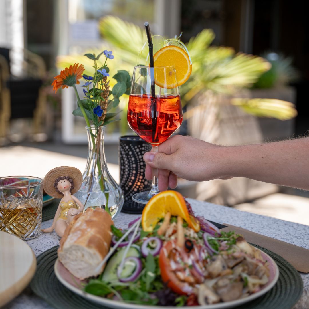 Cocktail en salade bij Restaurant Bergzicht in vijlen