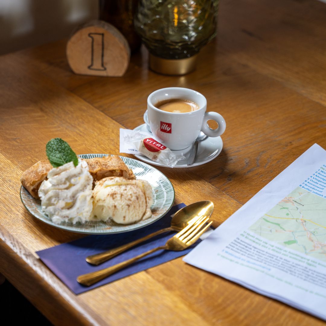Gebak en koffie bij Brasserie De Maar in Jabeek