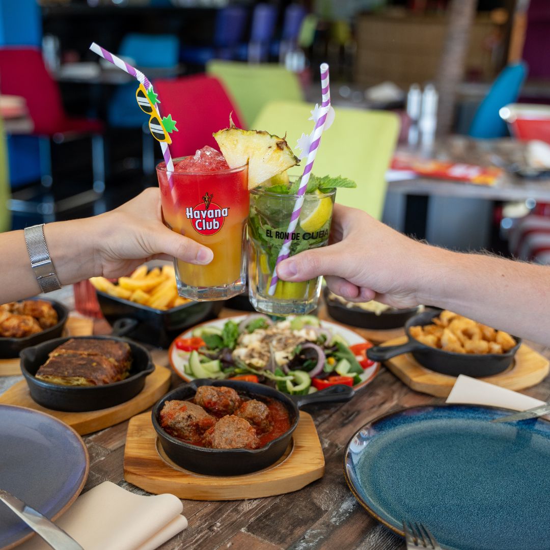 Proosten bij cuba libre in vijlen