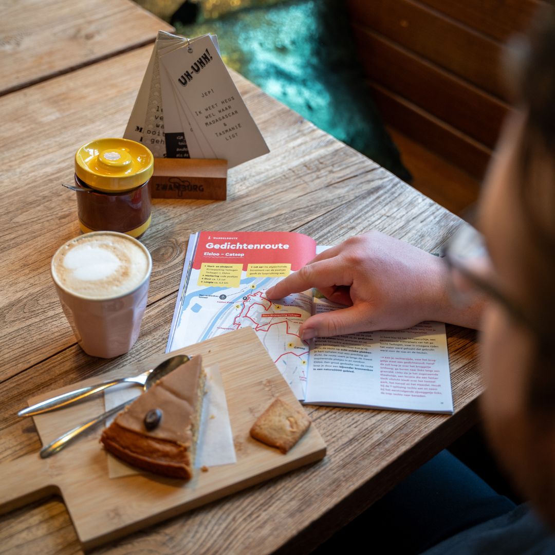Vers gebak, koffie en wandelkaart bij Het Slimme Schaap in Elsloo