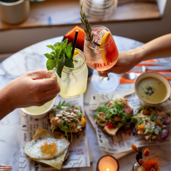 Proosten boven lunchplankjes bij Restobar Lure in Maastricht