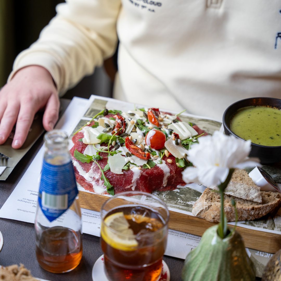 Broodje rundercarpaccio bij Brasserie Bie De Groeve in Meerssen