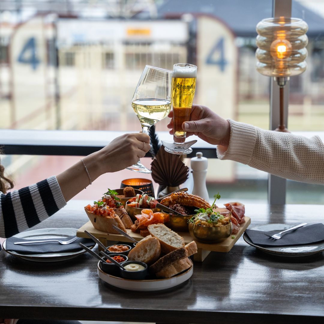 Borrelplank bij Riverside Lounge in Maastricht