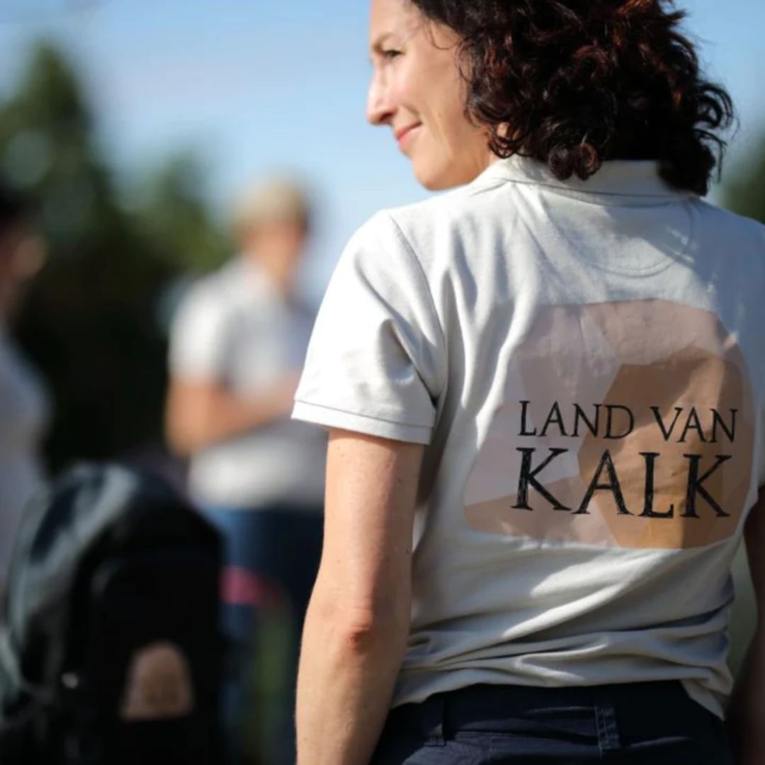 Persoon met Shirt van Land van Kalk