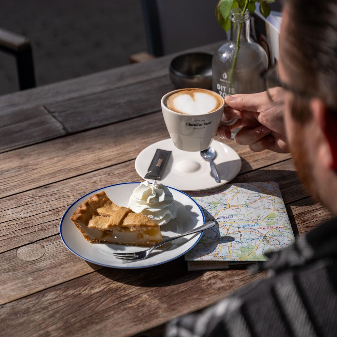 Appeltaart en koffie bij A gen Kirk in Wahlwiller