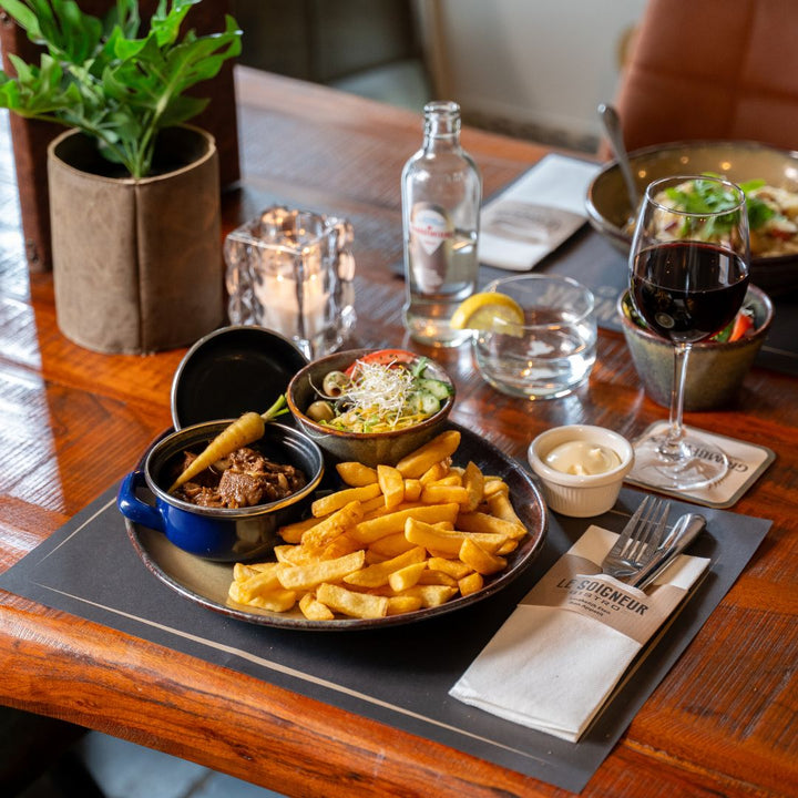 Friet zuurvlees bij Le Soigneur in Sippenaeken