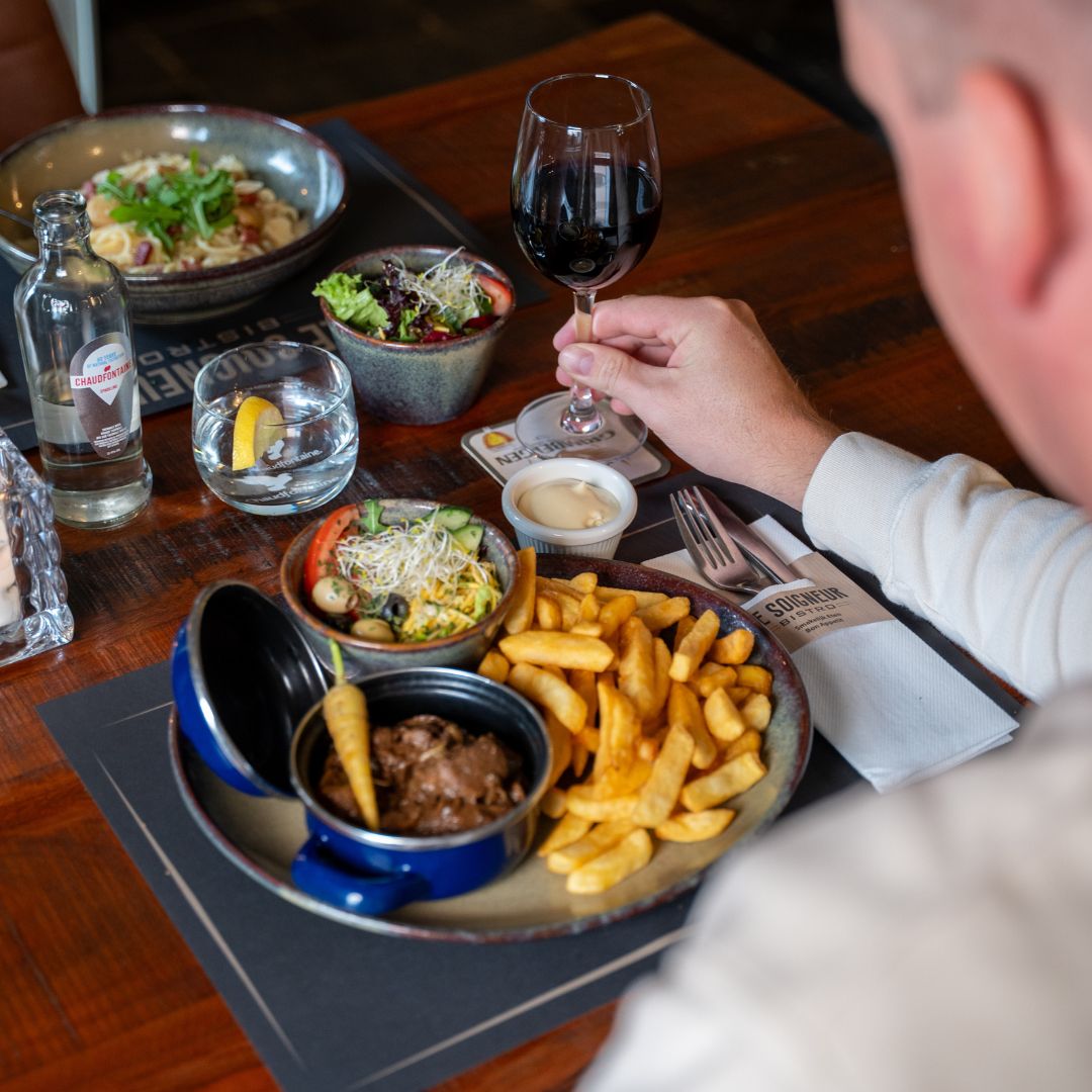 Friet zuurvlees bij Le Soigneur in Sippenaeken