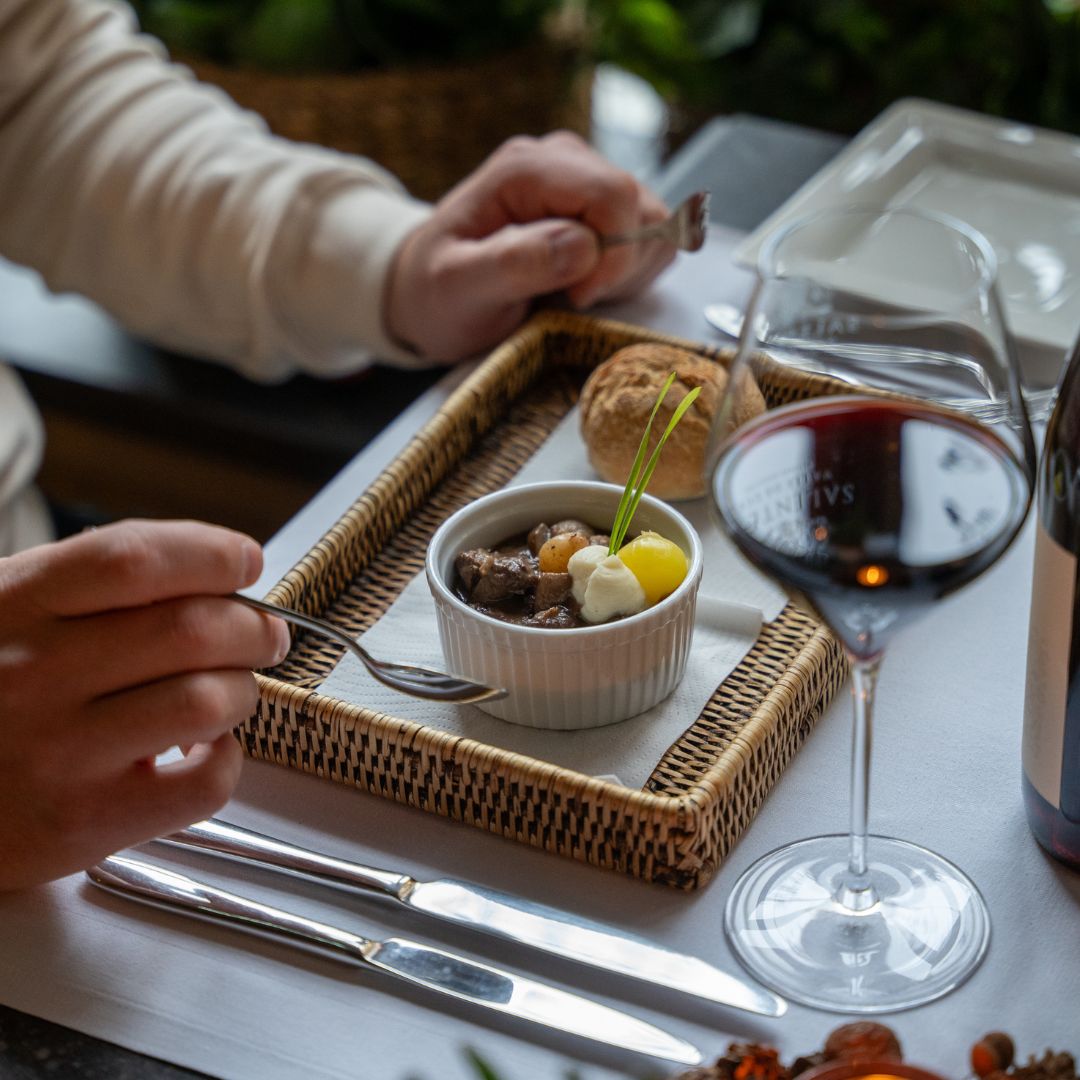 Stoofvlees en wijn bij De Limbourg in Sittard