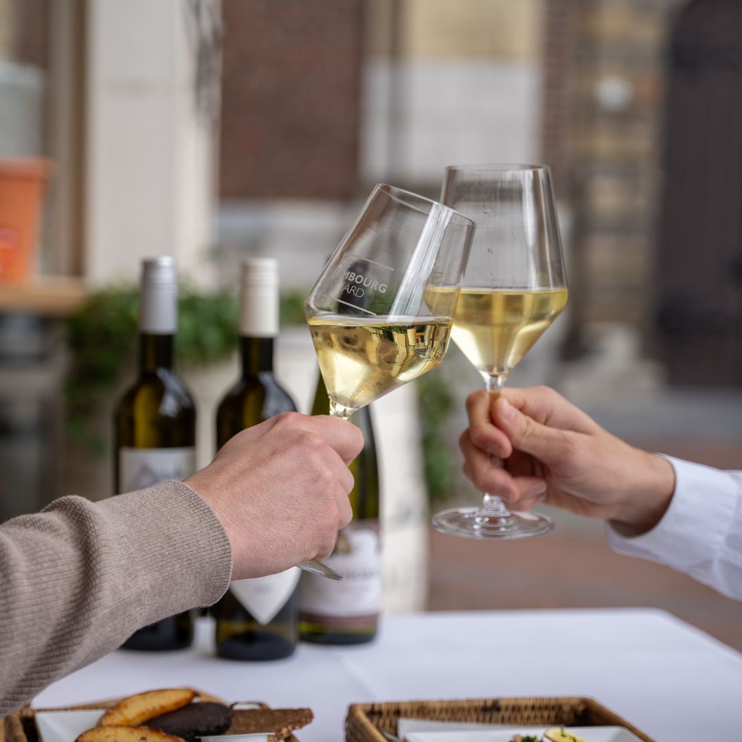 Proosten met wijn bij De Limbourg in Sittard