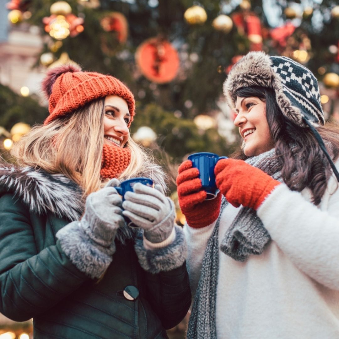 Glühwein drinken op kerstmarkt