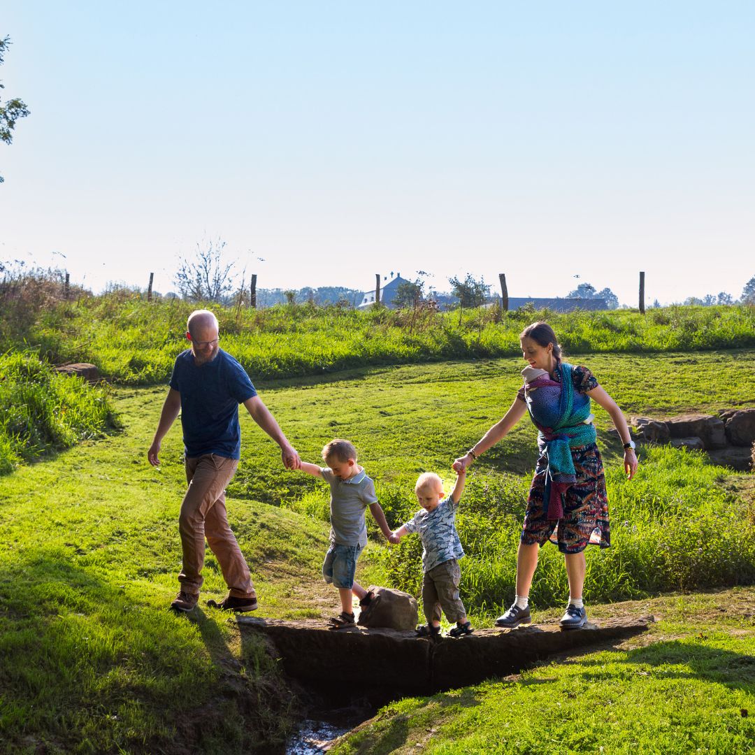 gezin wandelt in het Heuvelland