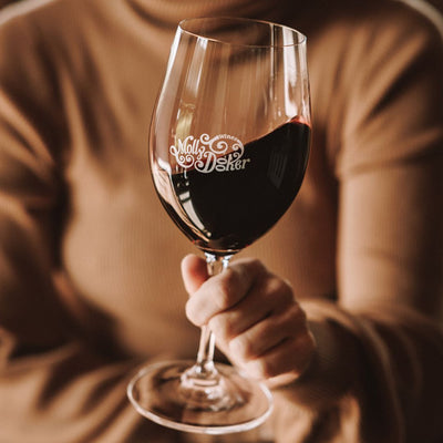 Wijnglas met rode wijn van Mollydooker