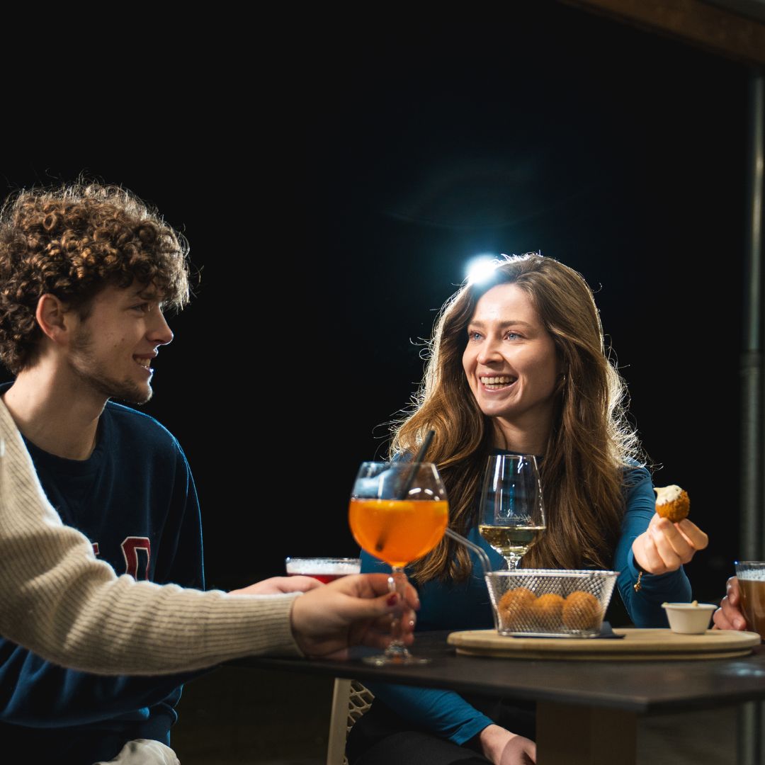 Drankjes en bitterballen bij The Range in Herkenbosch