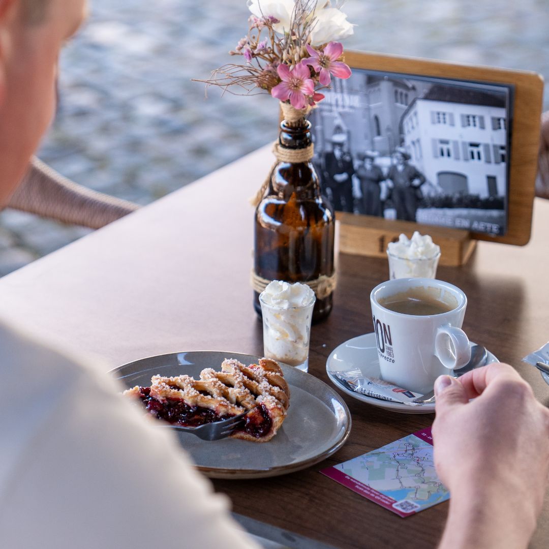 koffie en vlaai bij De Kompenie in Neer
