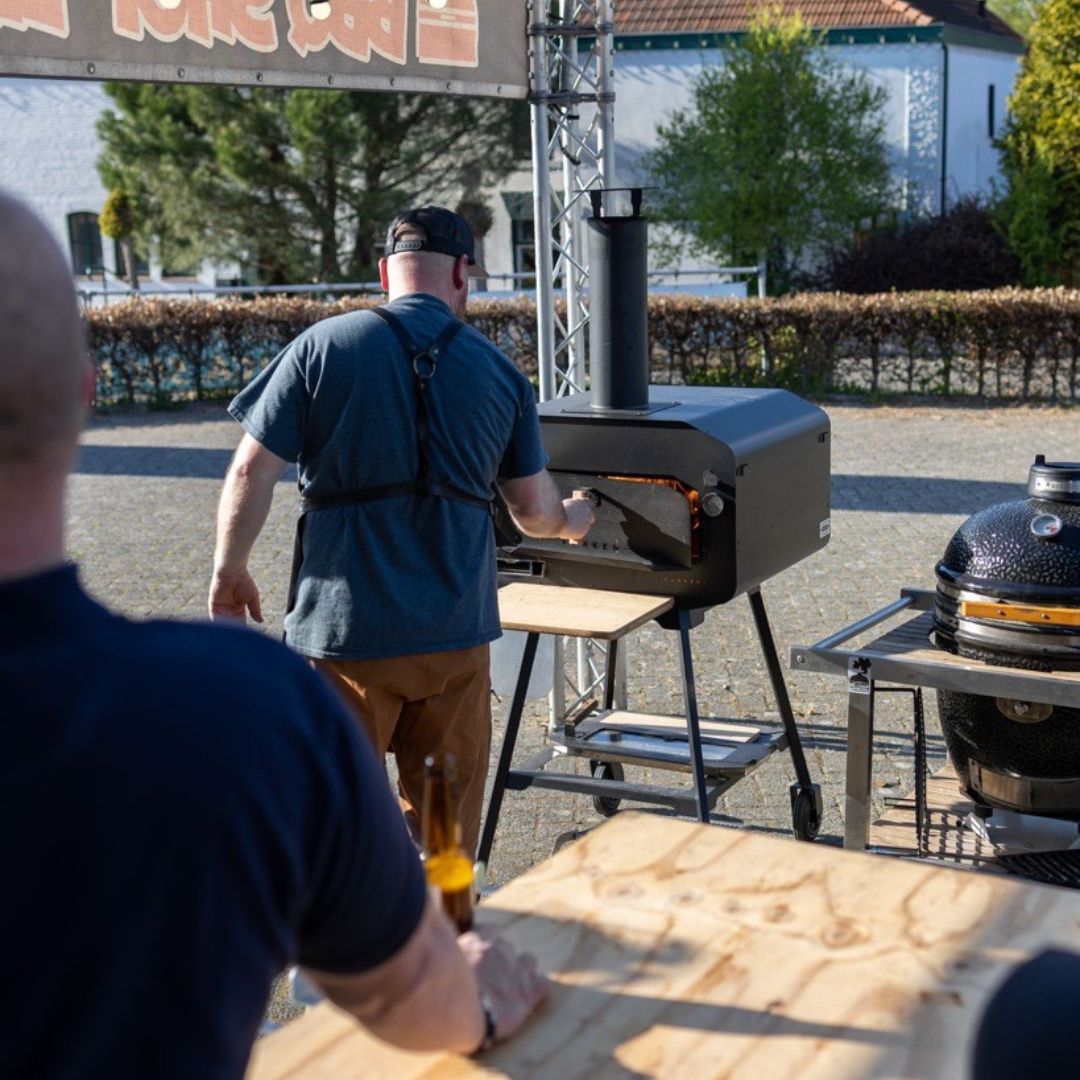 pizza bakken in pizza oven