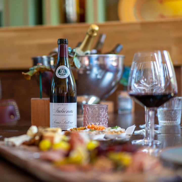 Wijn en borrelplateau bij Restaurant Café Modern