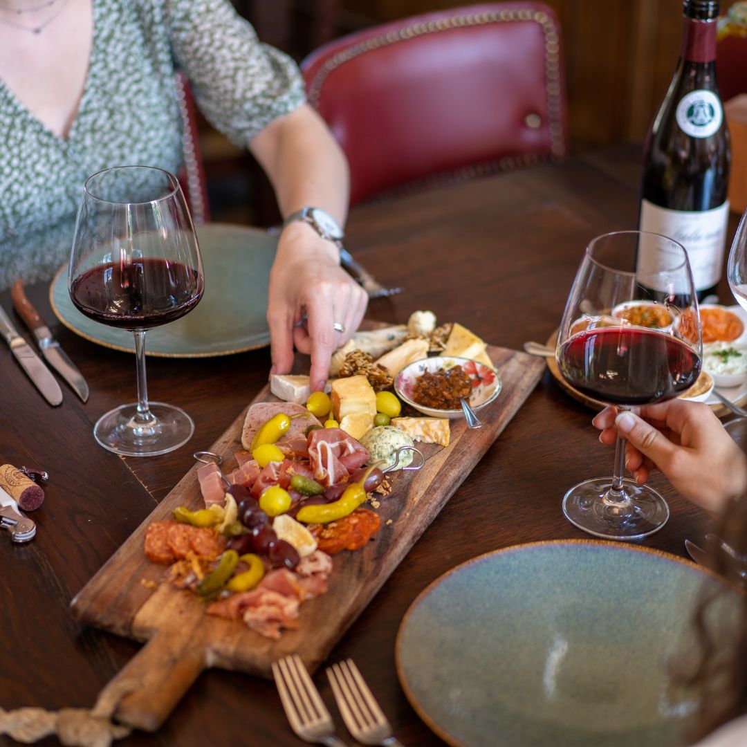 Wijn en borrelplateau bij Restaurant Café Modern