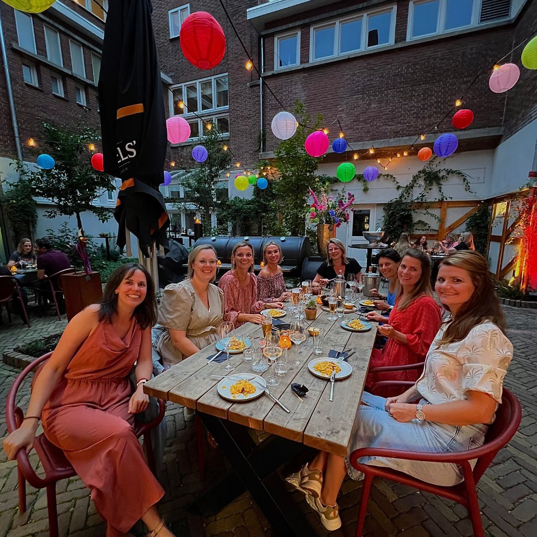 Vrouwen bij diner bij Stadsherberg Ald Weishoès in Venlo