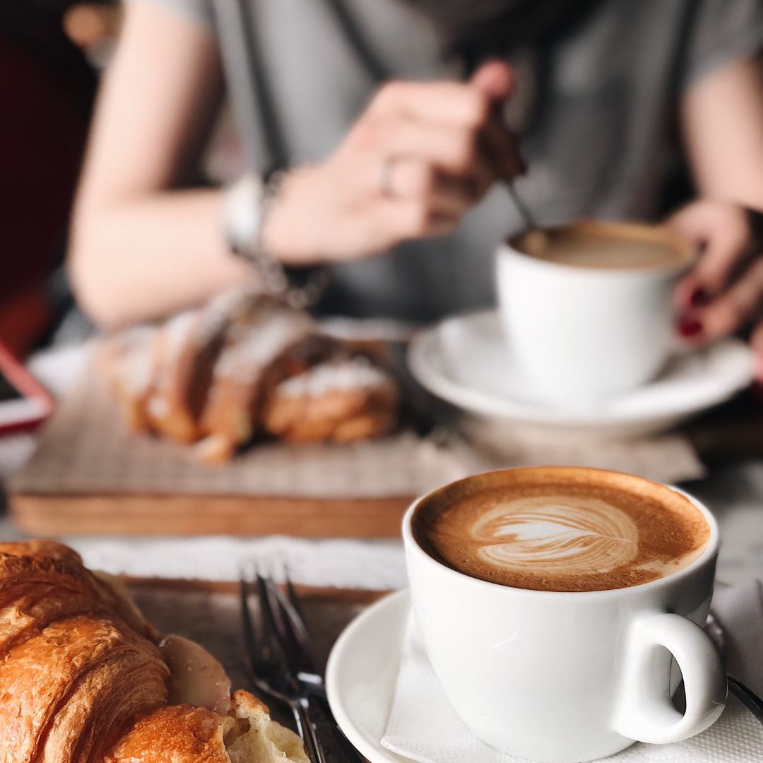 koffie en croissant