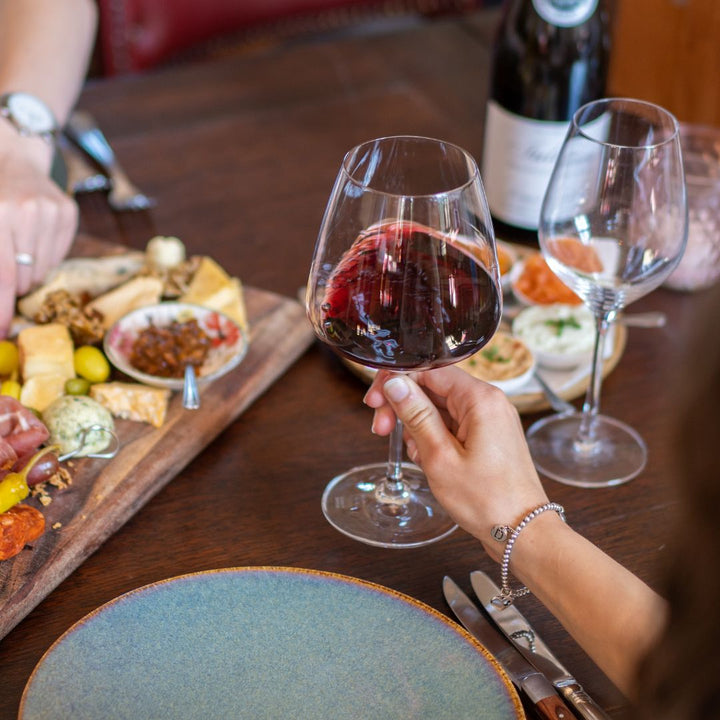 Wijn en borrelplateau bij Restaurant Café Modern