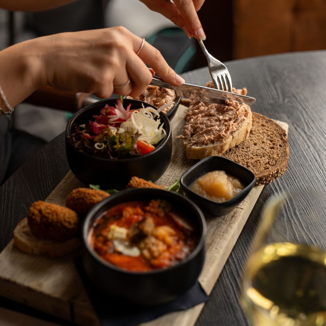 lunchplank bij 't proeflokaal van Dormio Resort Maastricht