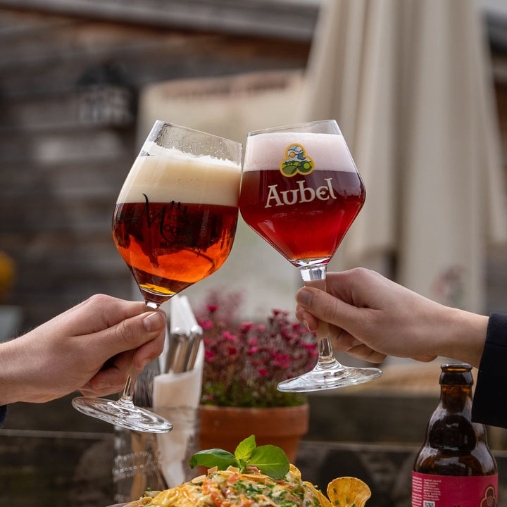 Bier proosten bij Restaurant Café Modern