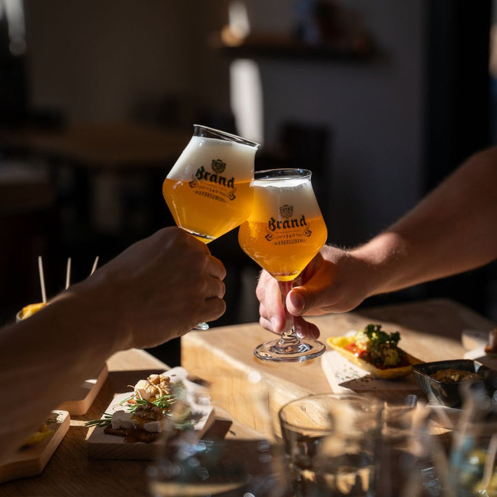 Proosten met Brand bier