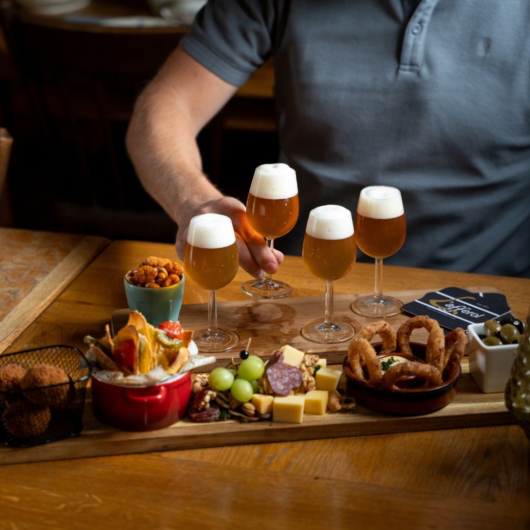Bierproeverij en borrelplank bij Brasserie De Maar in Jabeek