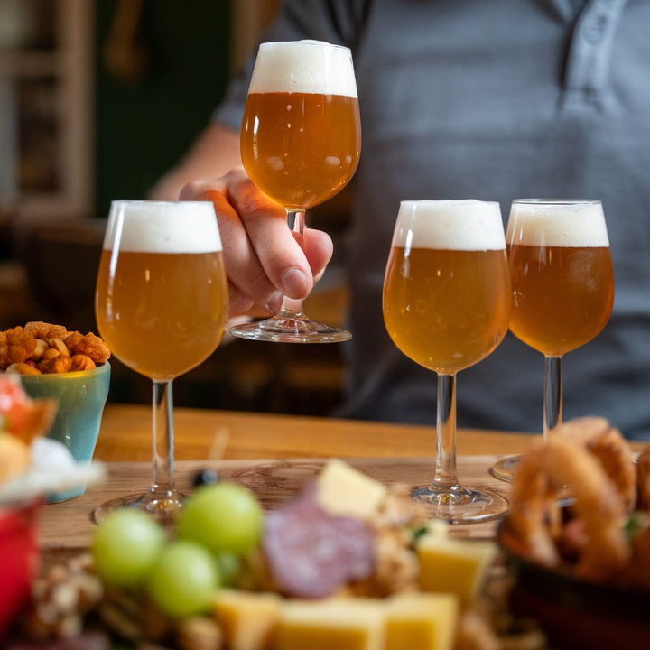 Bierproeverij en borrelplank bij Brasserie De Maar in Jabeek