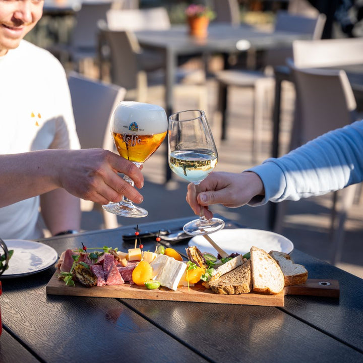 Proosten en borrelplank bij Buitengoed De Reünie in Eijsden