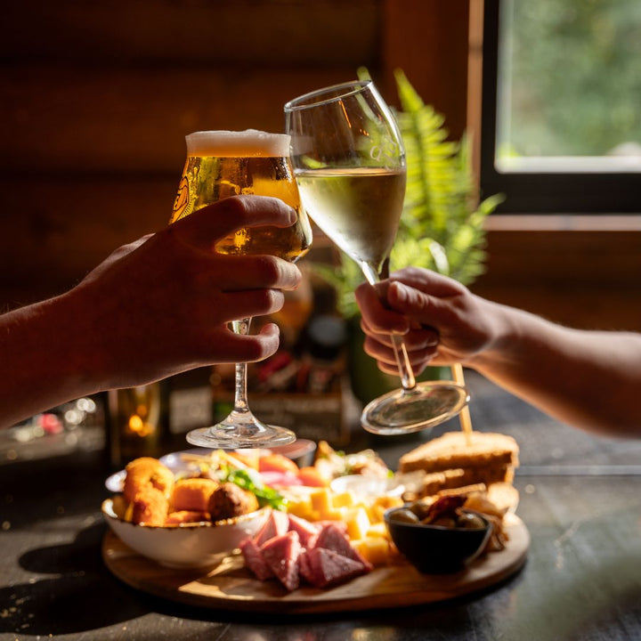 Borrelplank bij Don's Dikke Daniker in Sweikhuizen