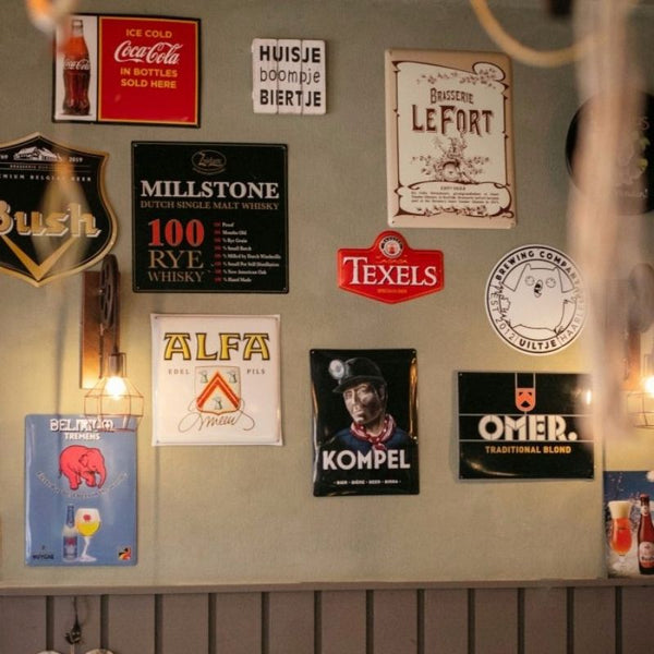 Een muur met decoratie van diverse biermerken
