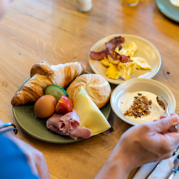 Broodjes met beleg, yoghurt met muesli en spek en ei