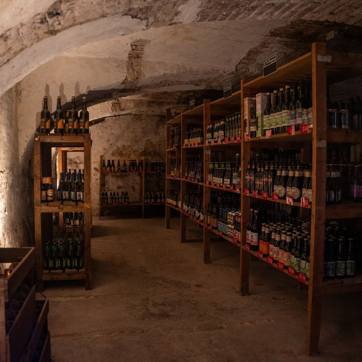 Vintage bierproeverij in de gewelfde kelders van de Gulpener Bierbrouwerij