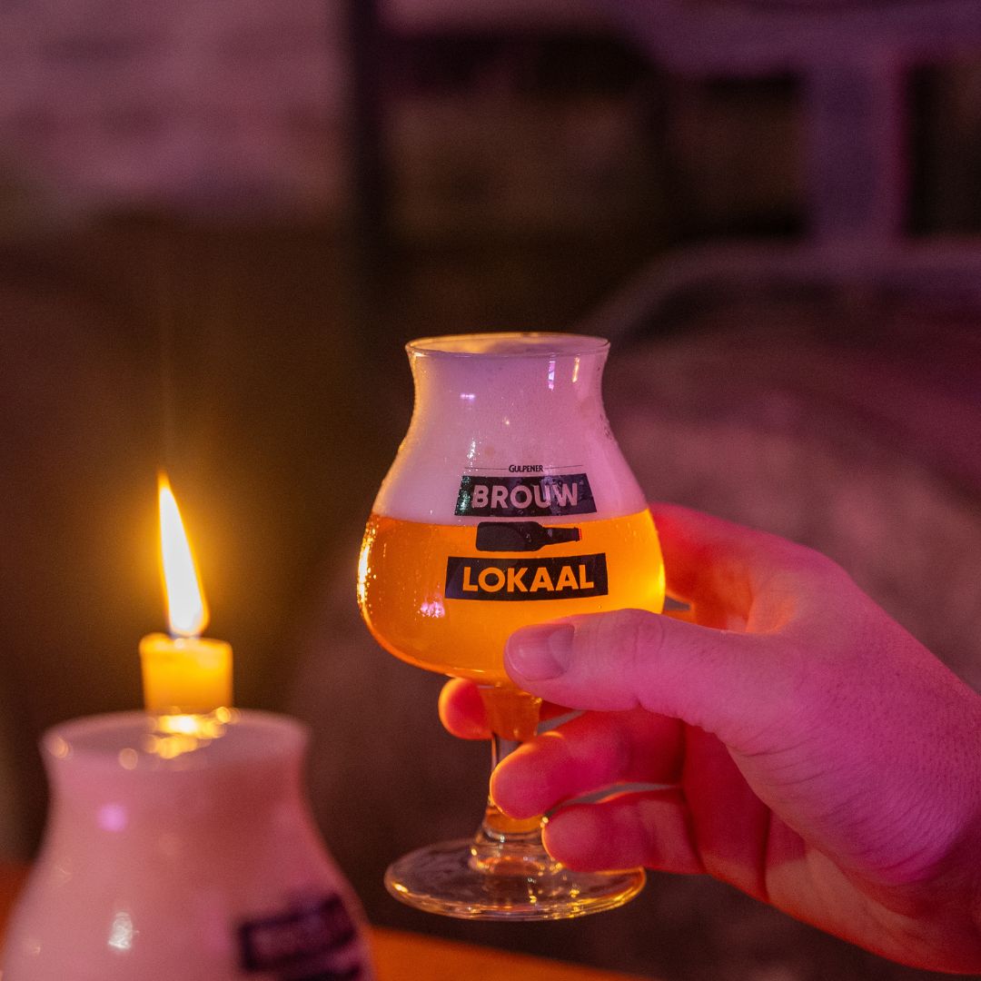 Vintage bierproeverij in de kelders van de Gulpener bierbrouwerij ...