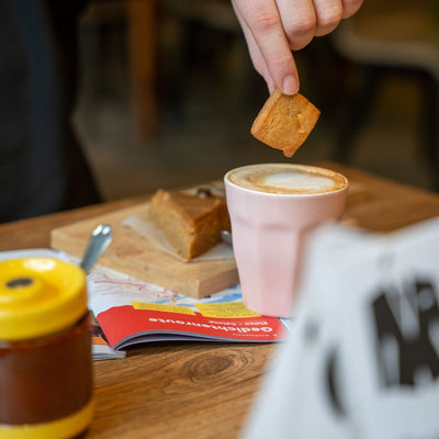 koffie, gebak en een koekje bij Het Slimme Schaap in Elsloo