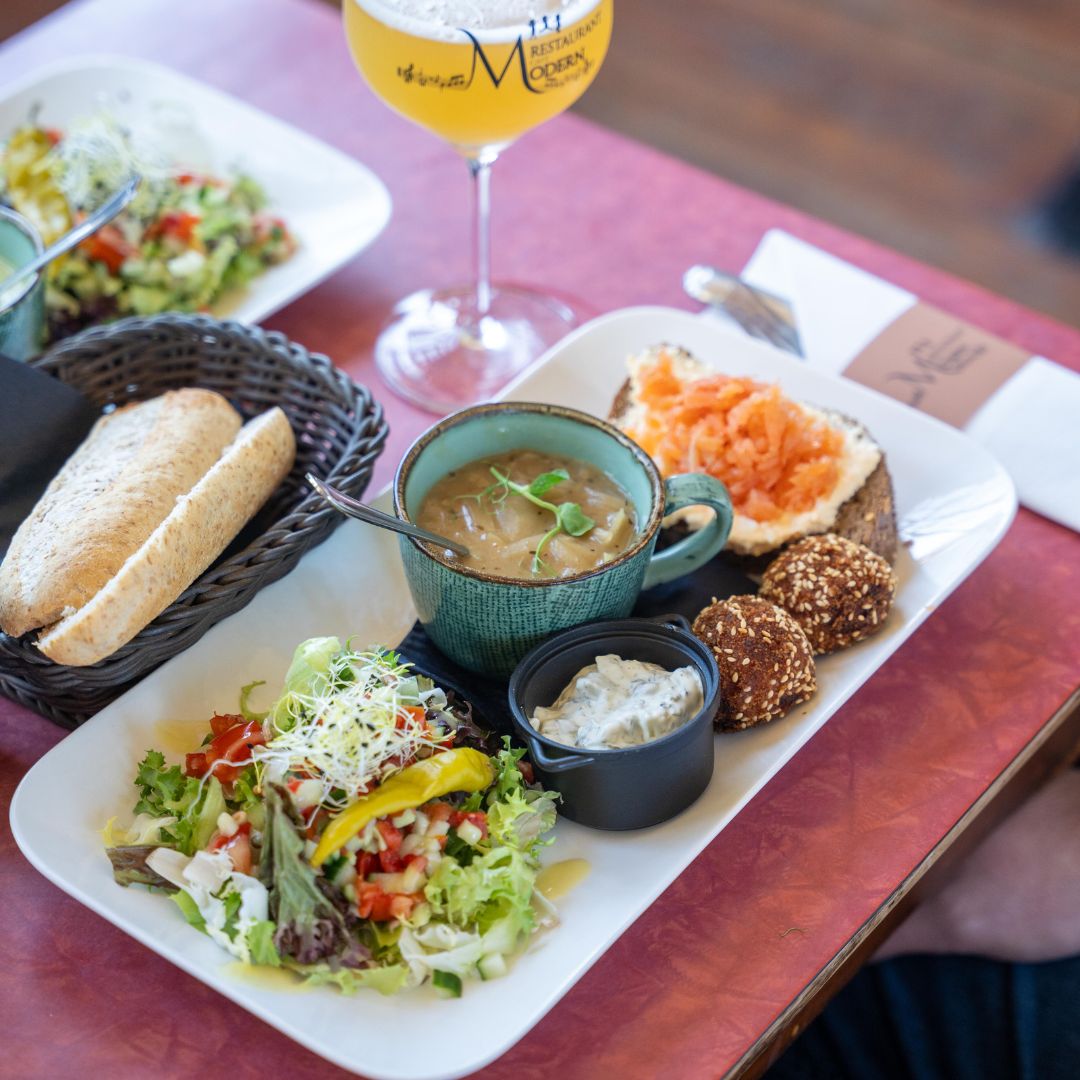 Lunch bij Café Restaurant  Modern in Teuven