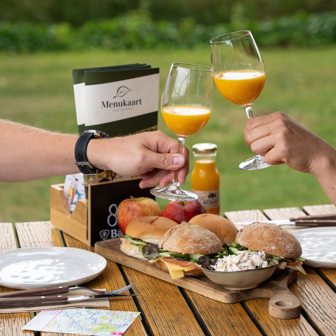 Proosten met jus d'orange bij lunchplank