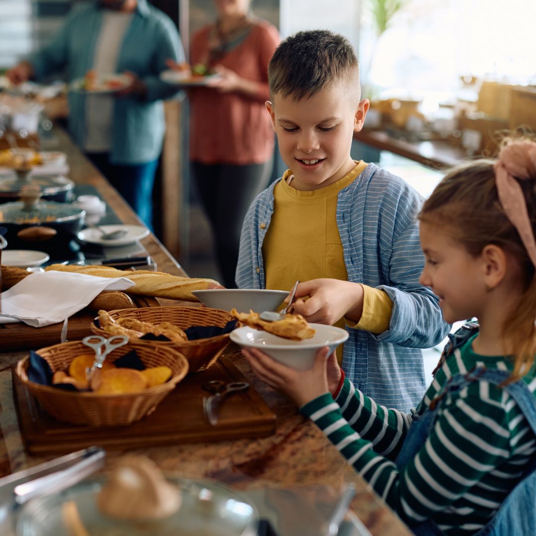 Kinderen bij ontbijtbuffet