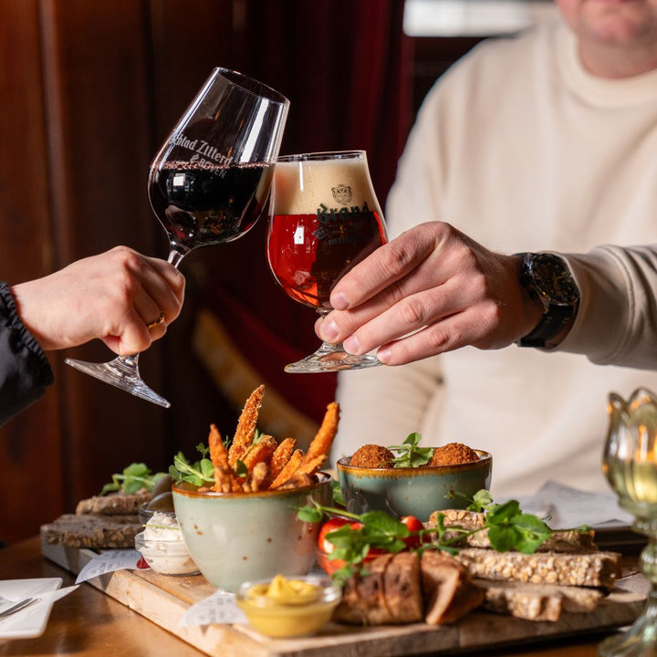 proosten met wijn en bier bij Schtad Zitterd in Sittard