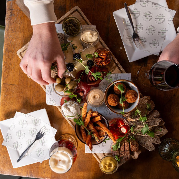 Borrelplank bij Schtad Zitterd in Sittard