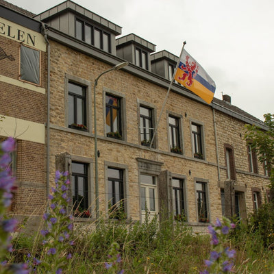 gebouw met Limburgse vlag