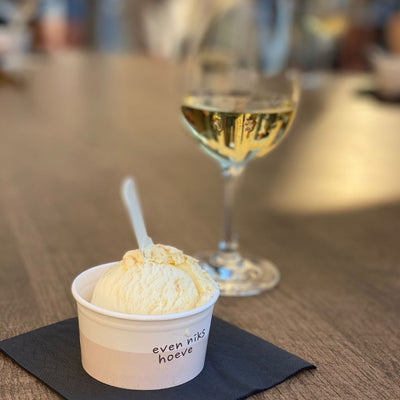 Ijs in bakje en glas bubbels